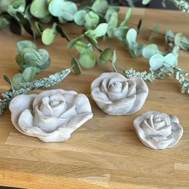 Ensemble 3 roses ciment 16x16x5cm